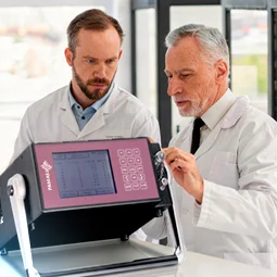 asesoria-especializada Expertos en metrología dando asesoría personalizada