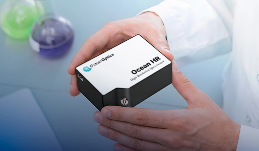 Mostrando un espectrómetro de alta resolución Ocean HR disponible en Tecnolab.